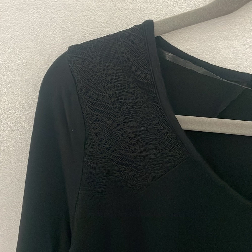 Liz Lange Maternity Black Crochet Accent Tee Size Large - Picture 2 of 6